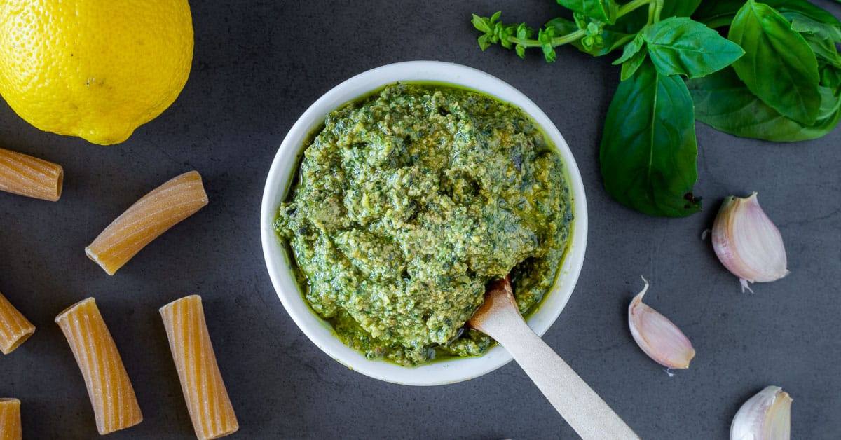 https://ourplantbasedworld.com/wp-content/uploads/2020/11/5-minutes-vegan-pesto-0368.jpg