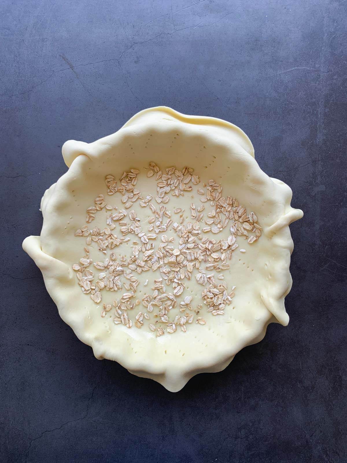 hojuelas de avena sobre masa de tarta.