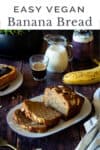 pan de plátano vegano en la mesa del desayuno con café y tostadas de arándanos