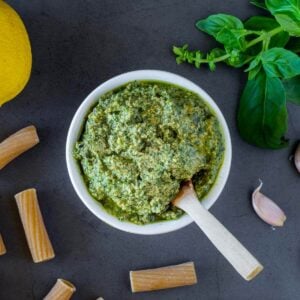 5 minutes vegan pesto featured