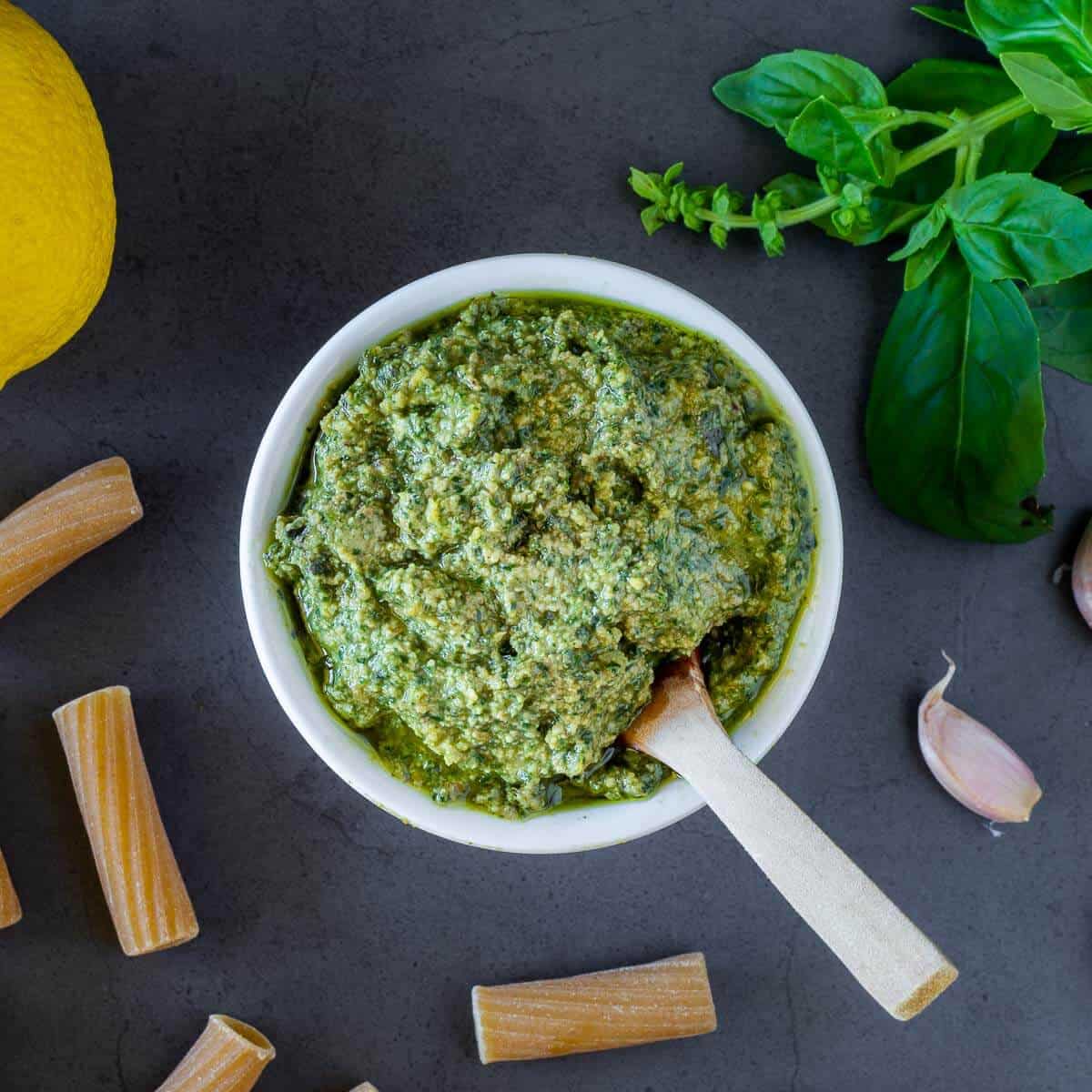 El mejor pesto cremoso y sin lácteos: un pesto vegano de limón y albahaca •  Our Plant-Based World