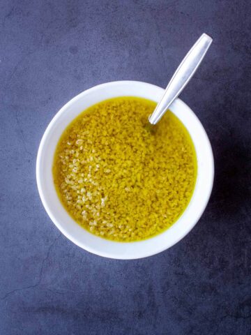 Olive oil, lemon juice and burghul marinade in a small bowl.
