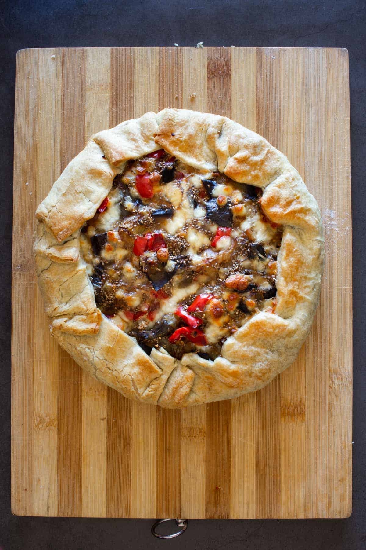 tarta de berenjena recién horneada.