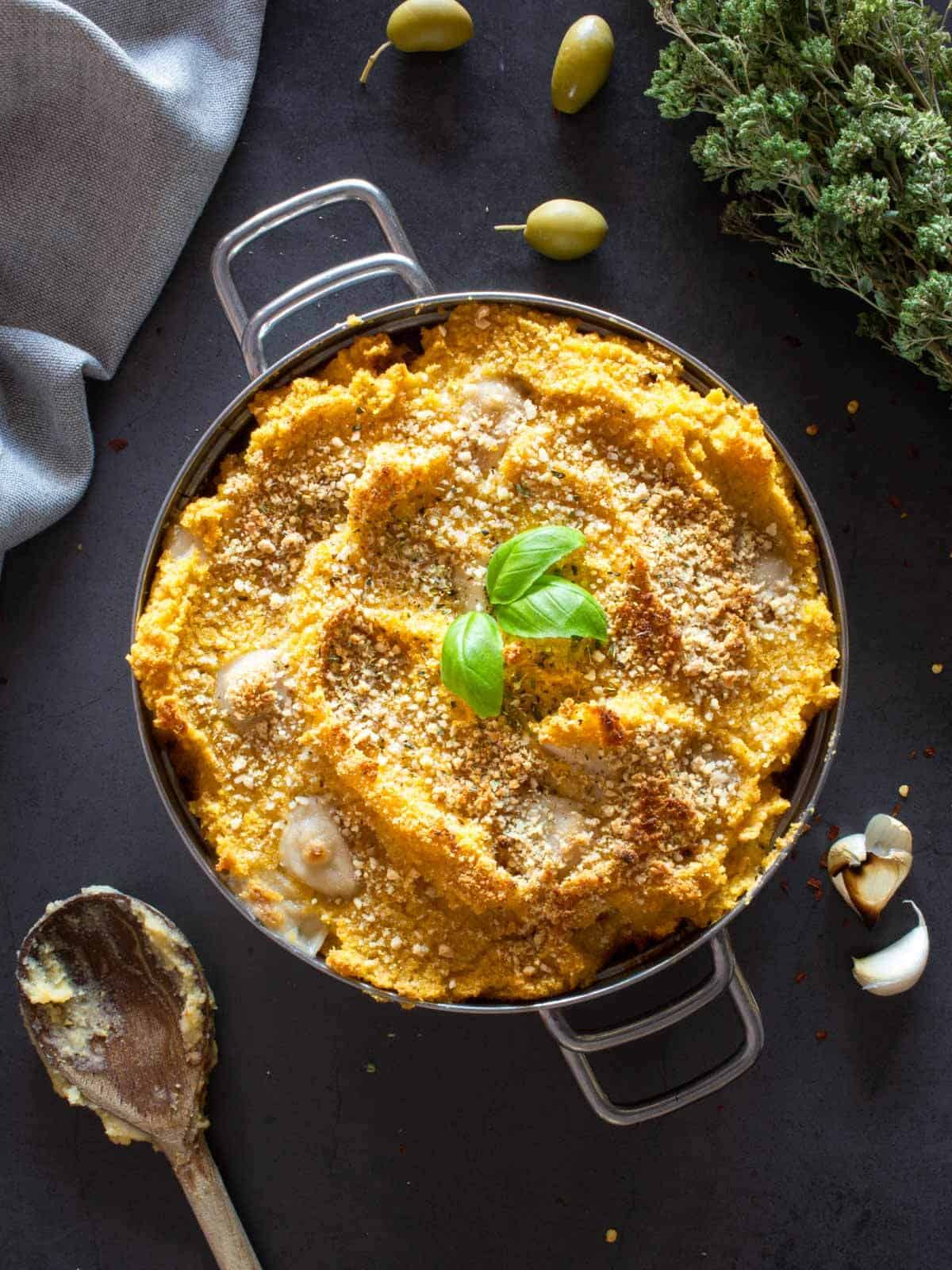 Receta vegana de polenta al horno con ragú de tofu | Our Plant-Based World