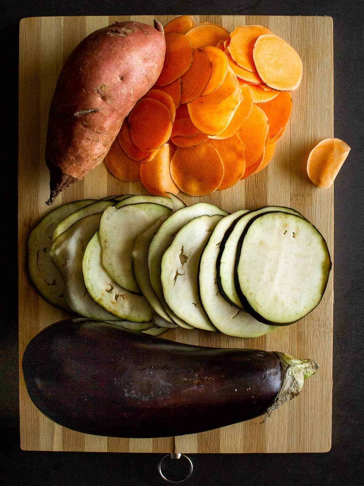 Ingredientes para las capas: Batatas y berenjenas en rodajas finas