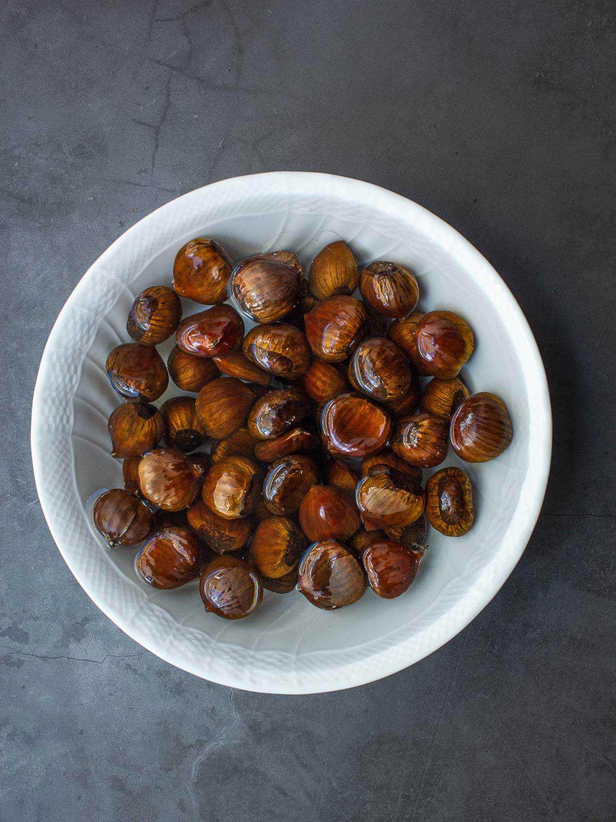 Soaking chestnuts in water.