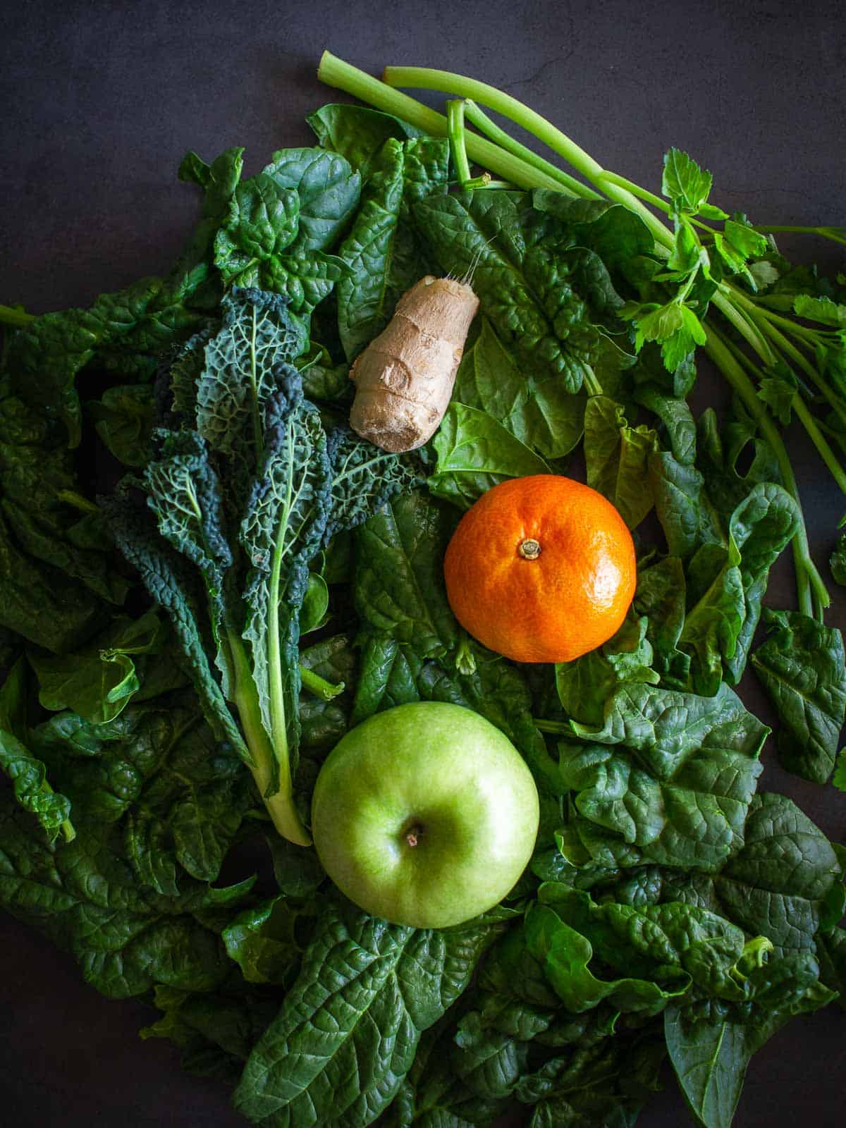 ingredients to make a kale and spinach juice.