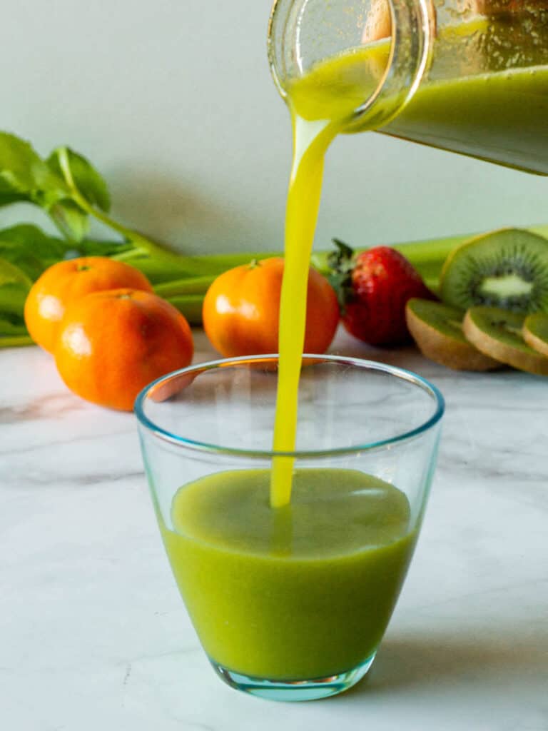 10 Benefits of Kiwi Juice + Recipe and Juicing Tips