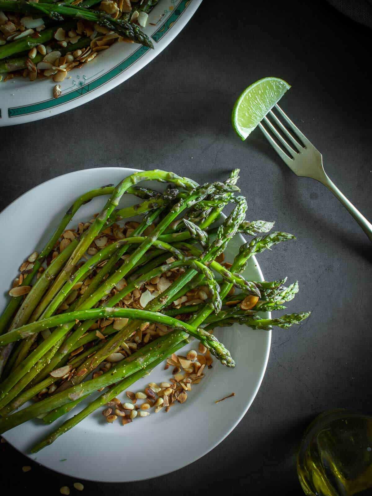 Grilled Asparagus with lemon wedge