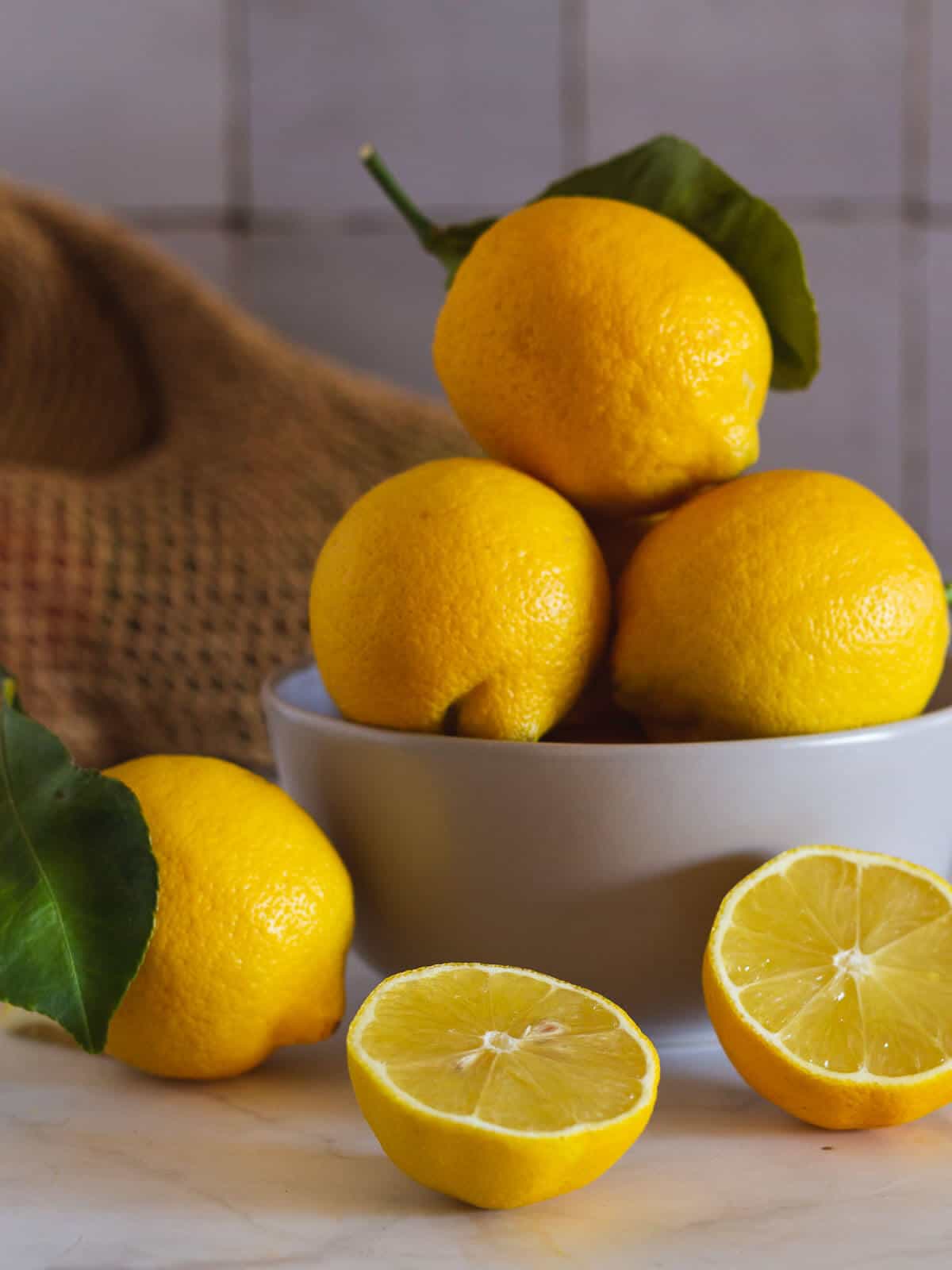 bowl with lemons.