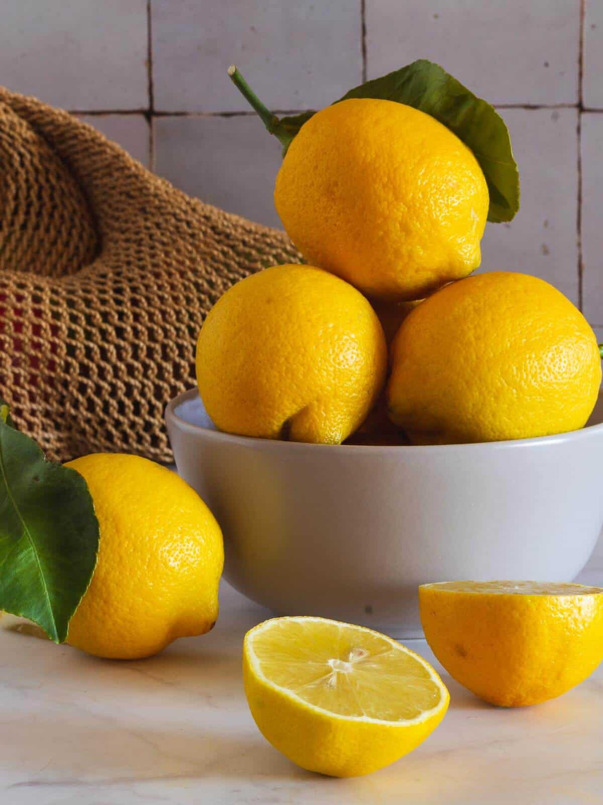 bowl with fresh lemons.