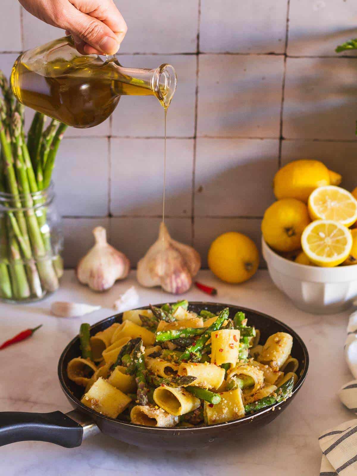 Receta fácil de pasta con espárragos (vegana, sabrosa y picante)