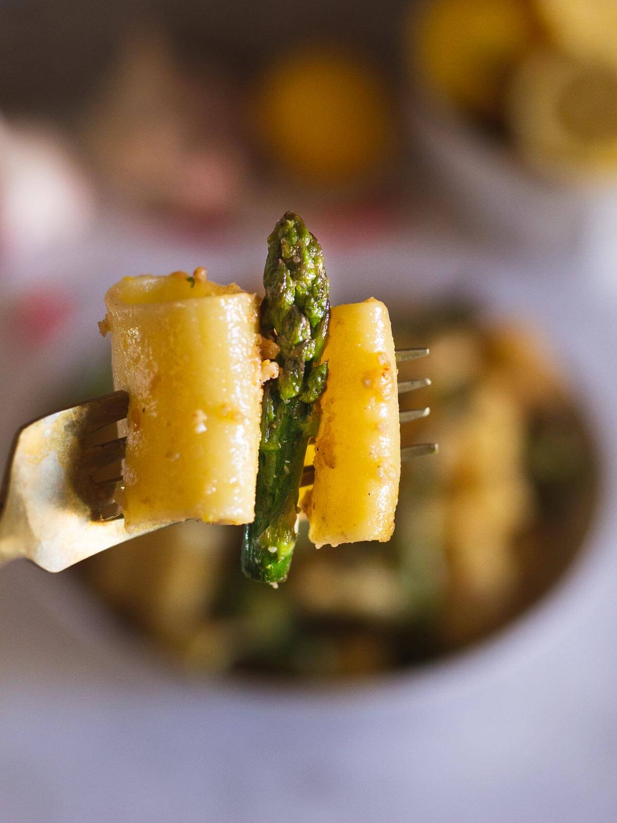 fork with pasta and asparagus
