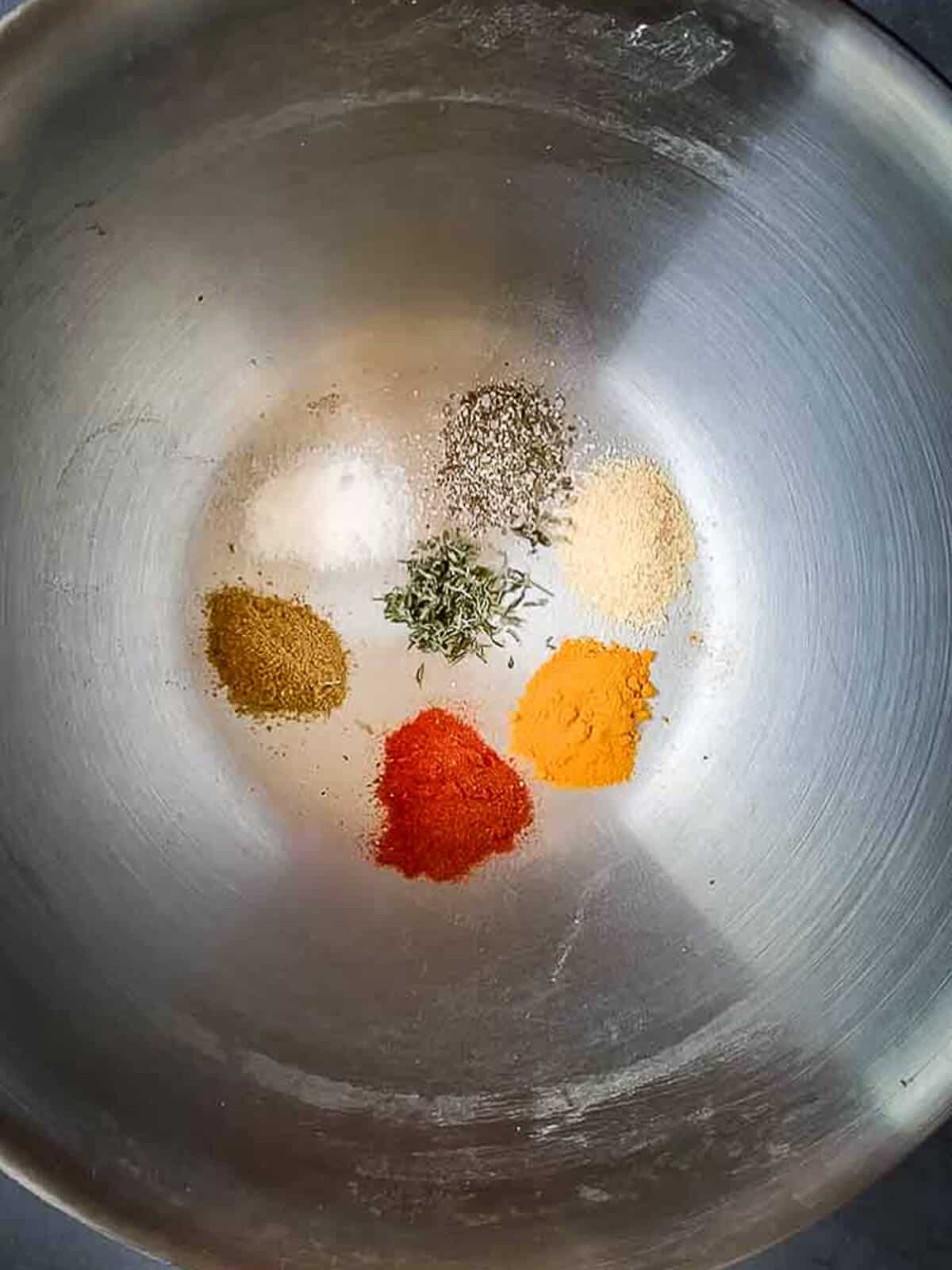 ingredientes secos para salsa especiada en bowl.