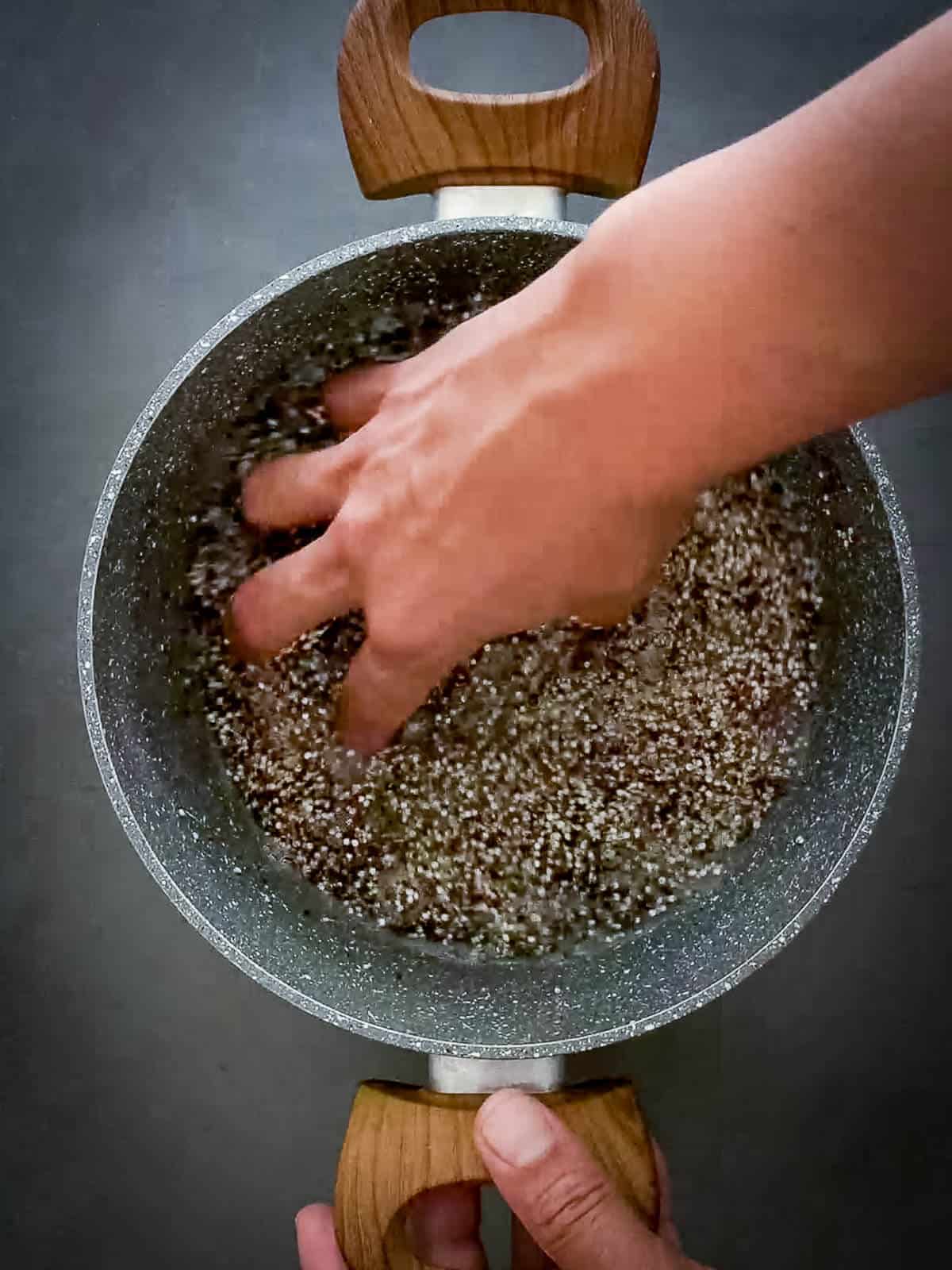 washing quinoa