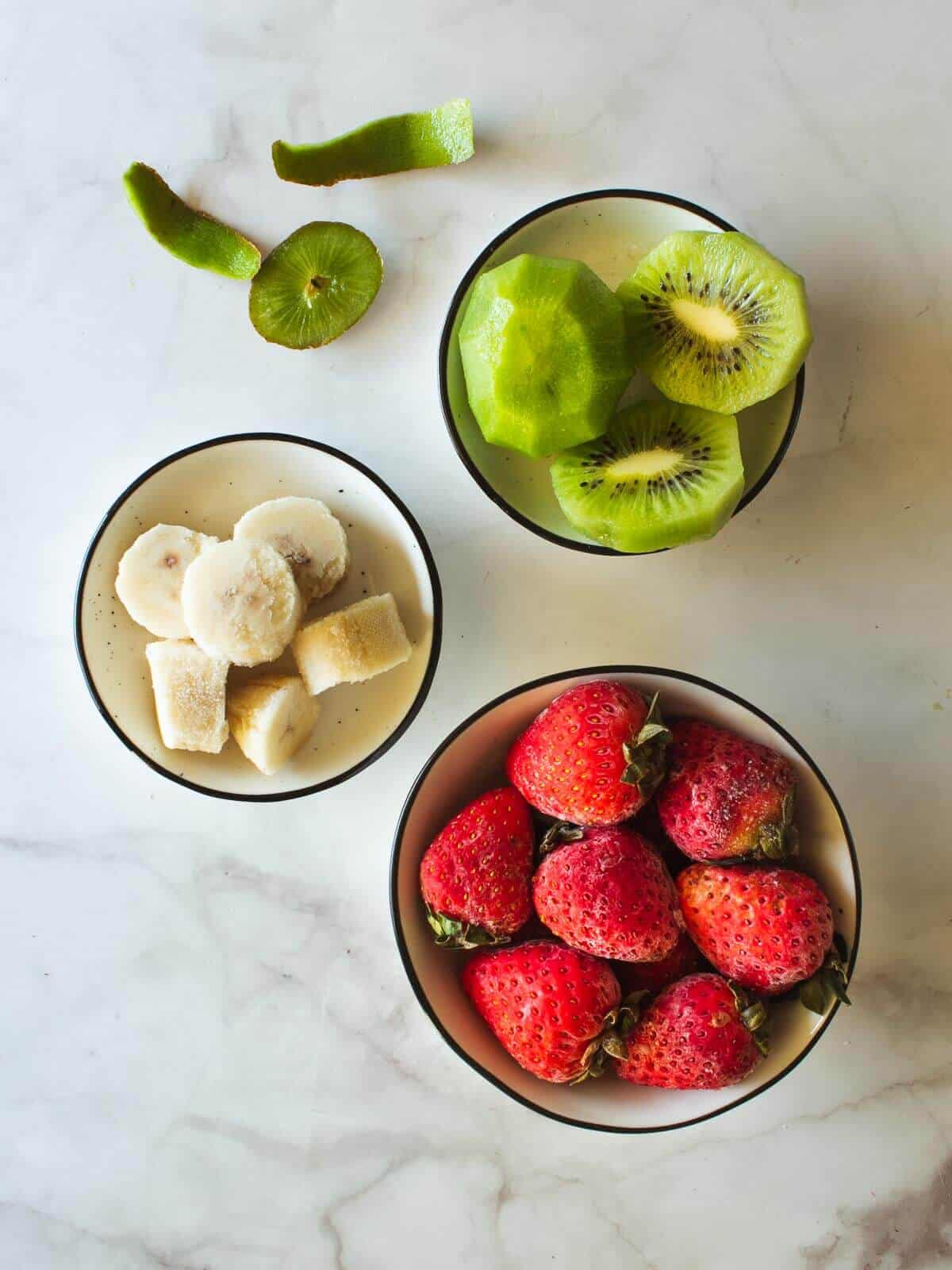 measured ingredients for strawberry kiwi banana smoothie