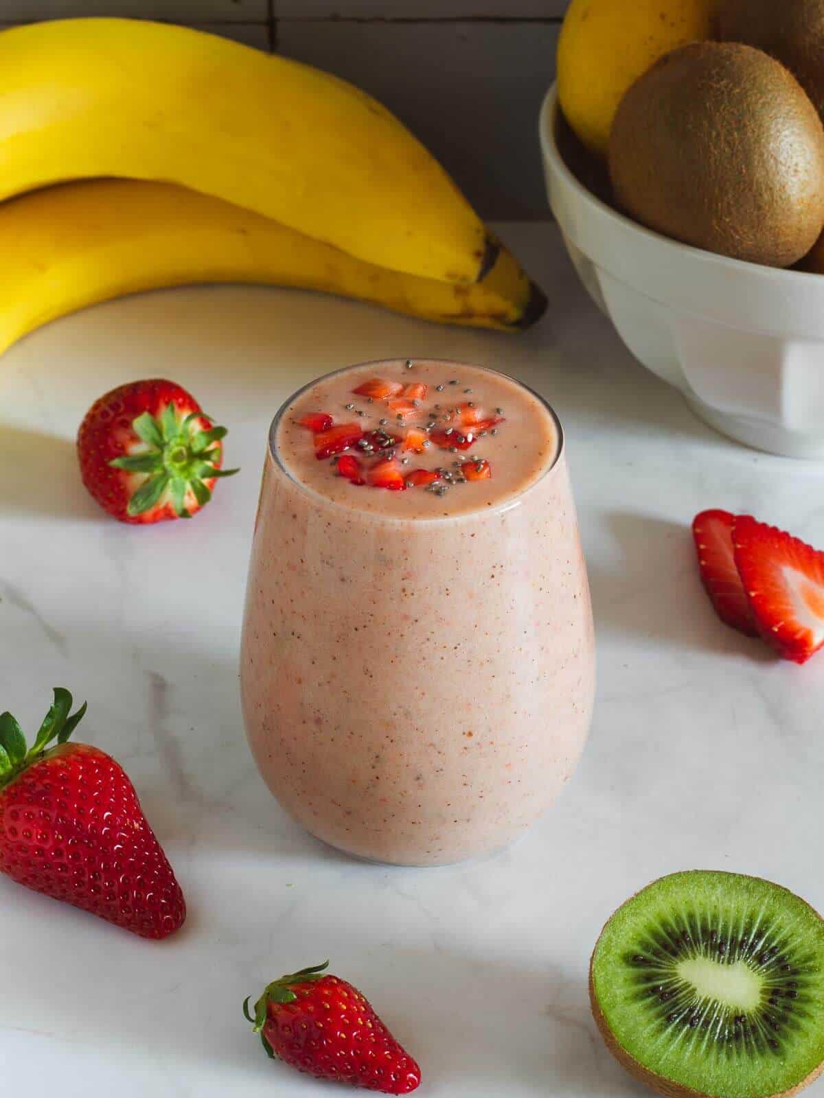 strawberry kiwi banana smoothie glass