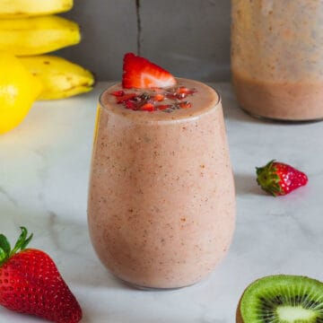 strawberry kiwi banana smoothie glass featured image