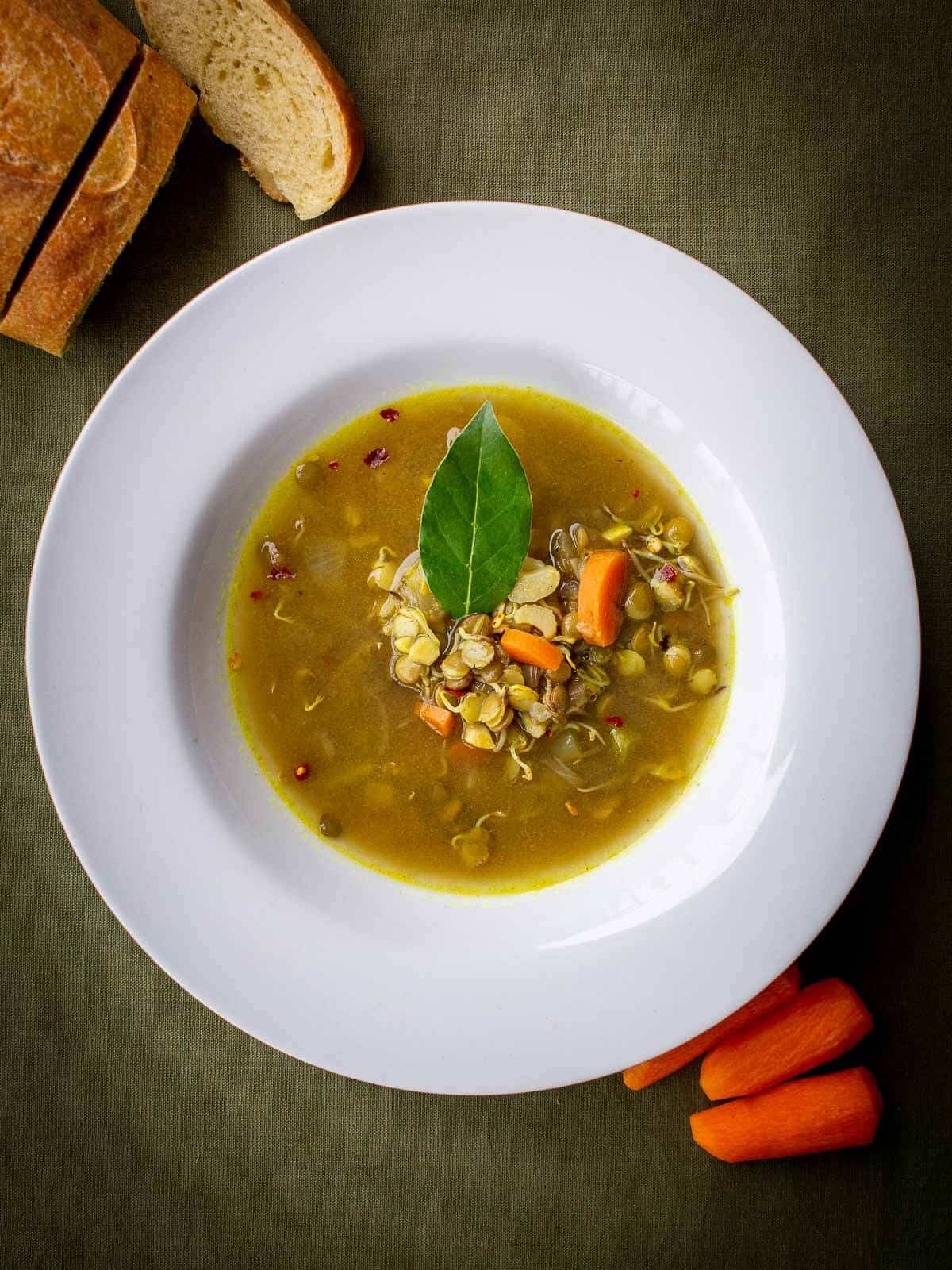 Sopa de lentejas germinadas picante y abundante al curry • Our Plant-Based  World