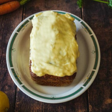 glaseado de crema de mantequilla vegana sobre pastel de zanahoria