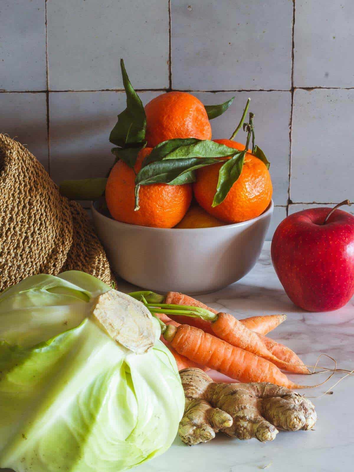 ingredients for juice: cabbage, clementines, carrot, apple and ginger