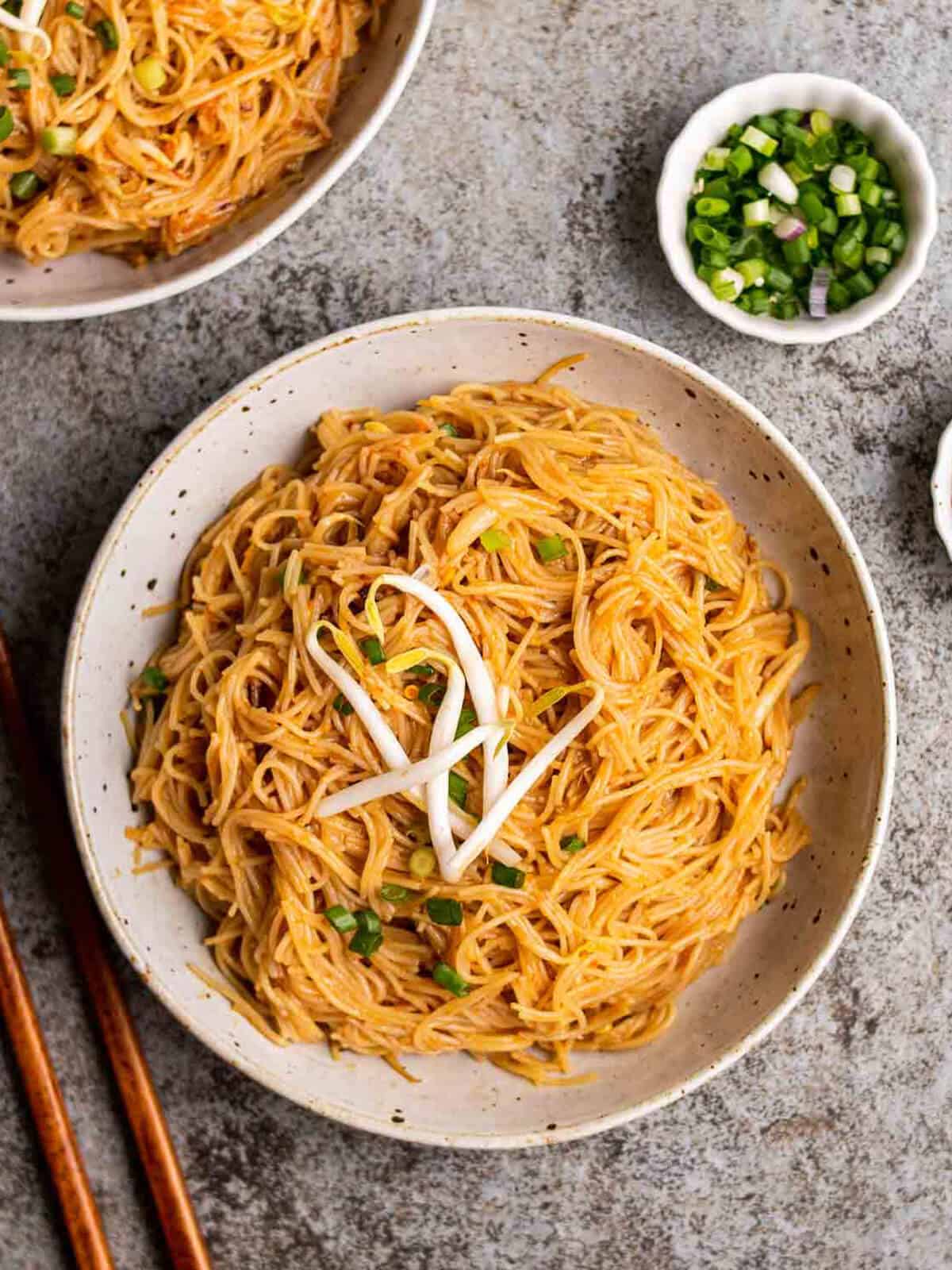 Fideos malasios con brotes de soja