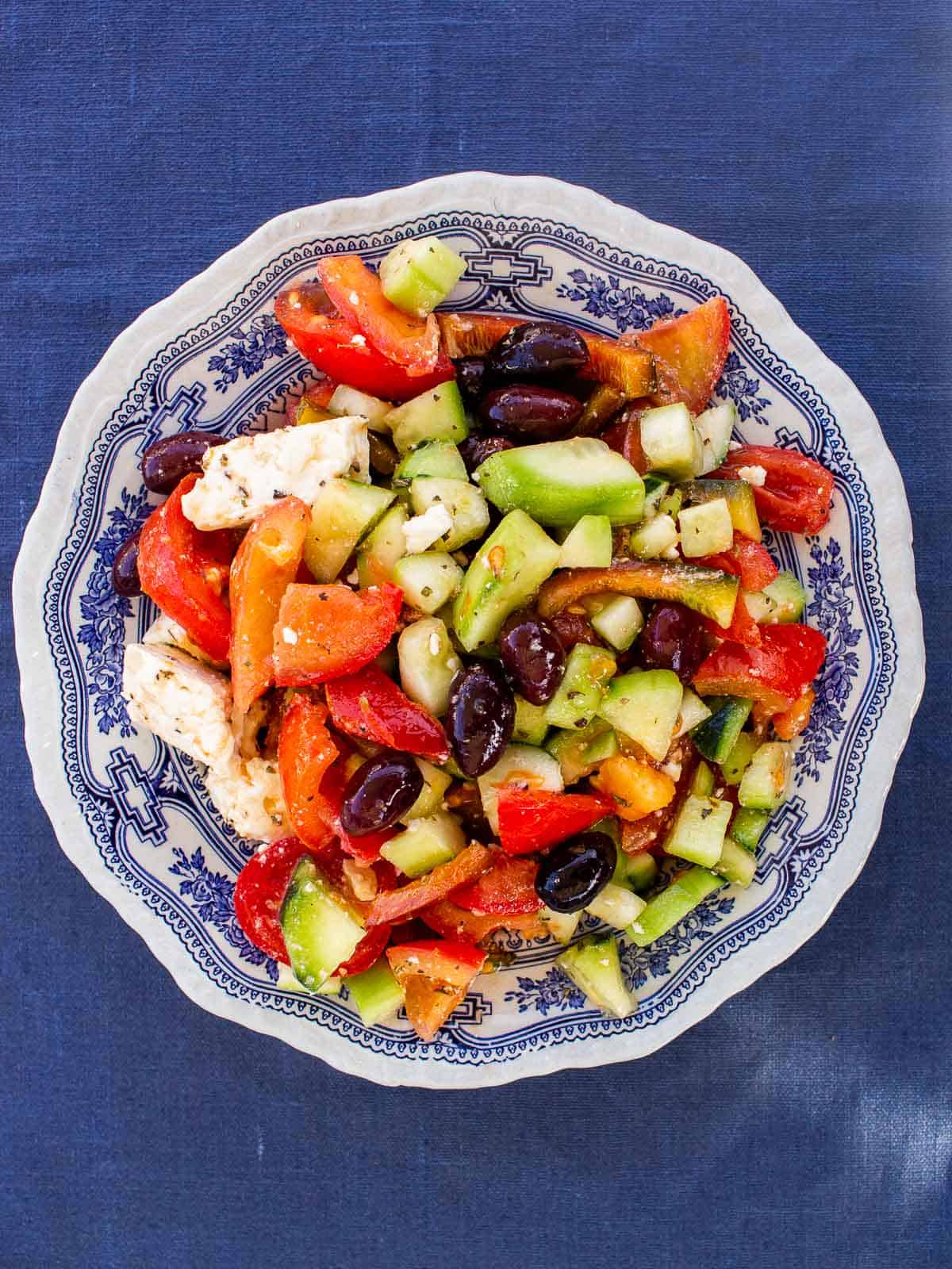 Ensalada griega vegana servida en plato.
