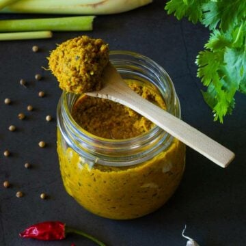 thai yellow curry paste featured