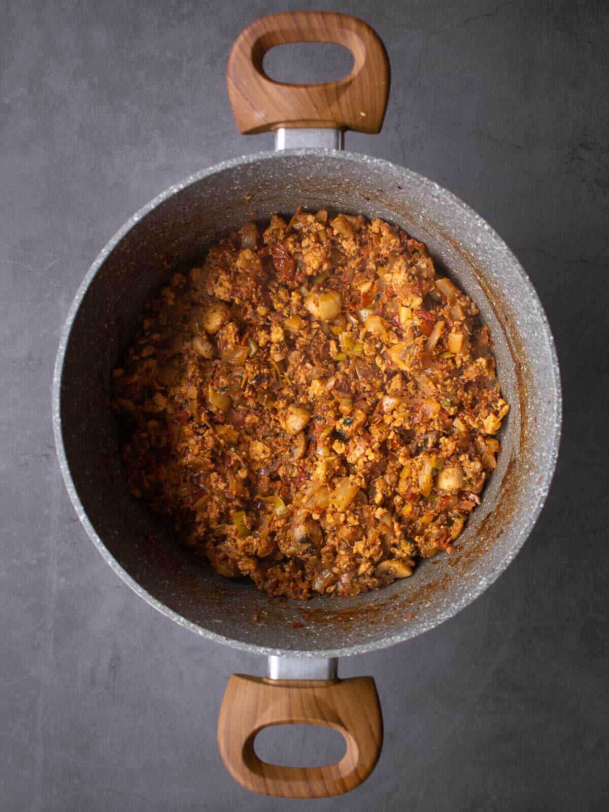 saucepan with cooked tofu stuffing.