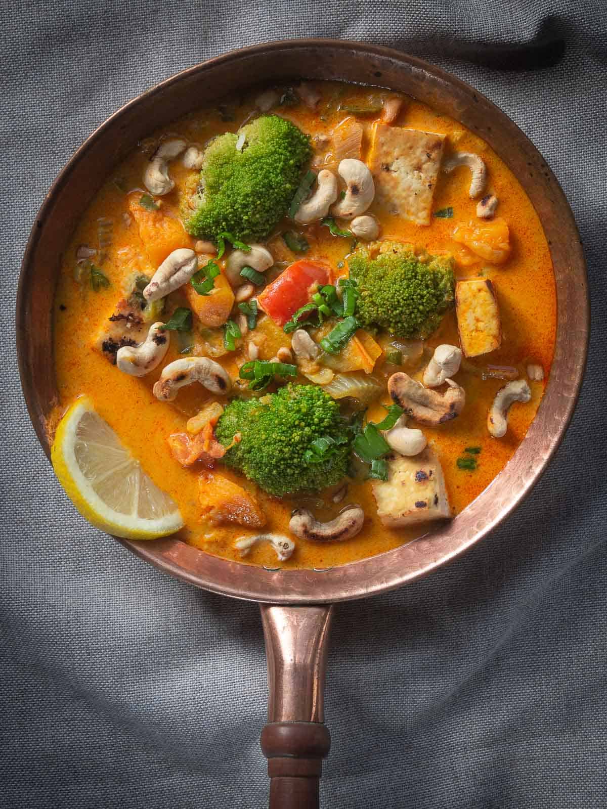 Curry rojo tailandés vegano con tofu • Our Plant-Based World