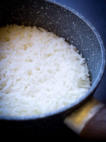 Arroz jazmín en una cacerola