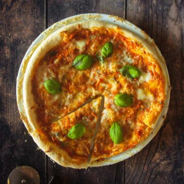 simple margheritta pizza featured