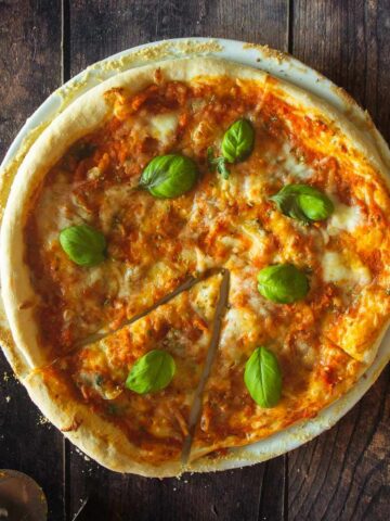 simple margheritta pizza featured