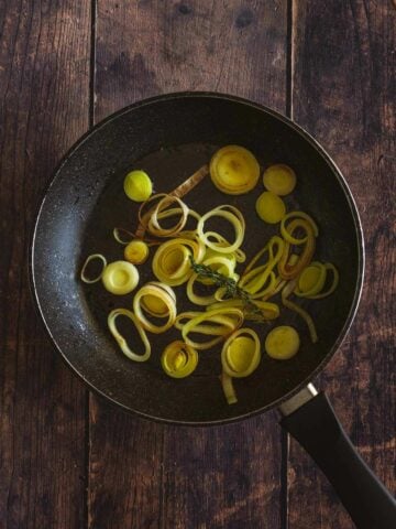 sauté de sliced leeks