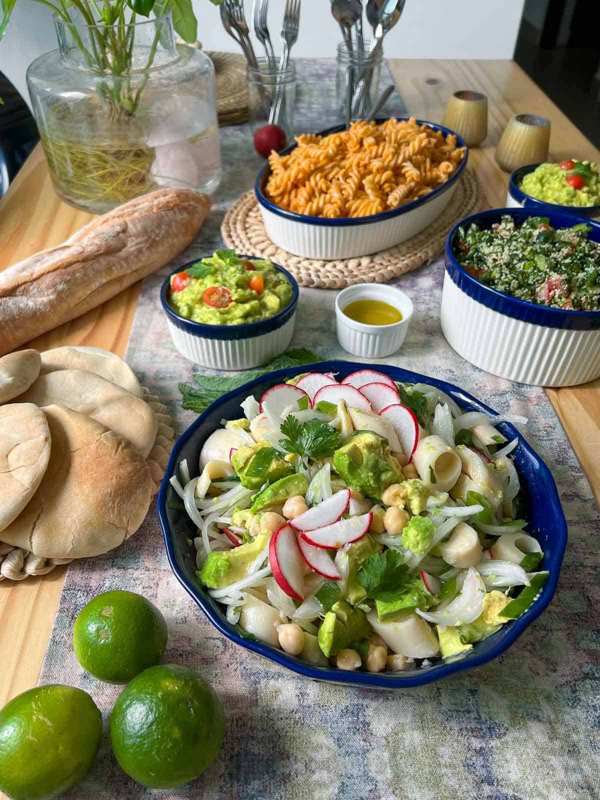 ceviche vegetariano servido con guacamole.