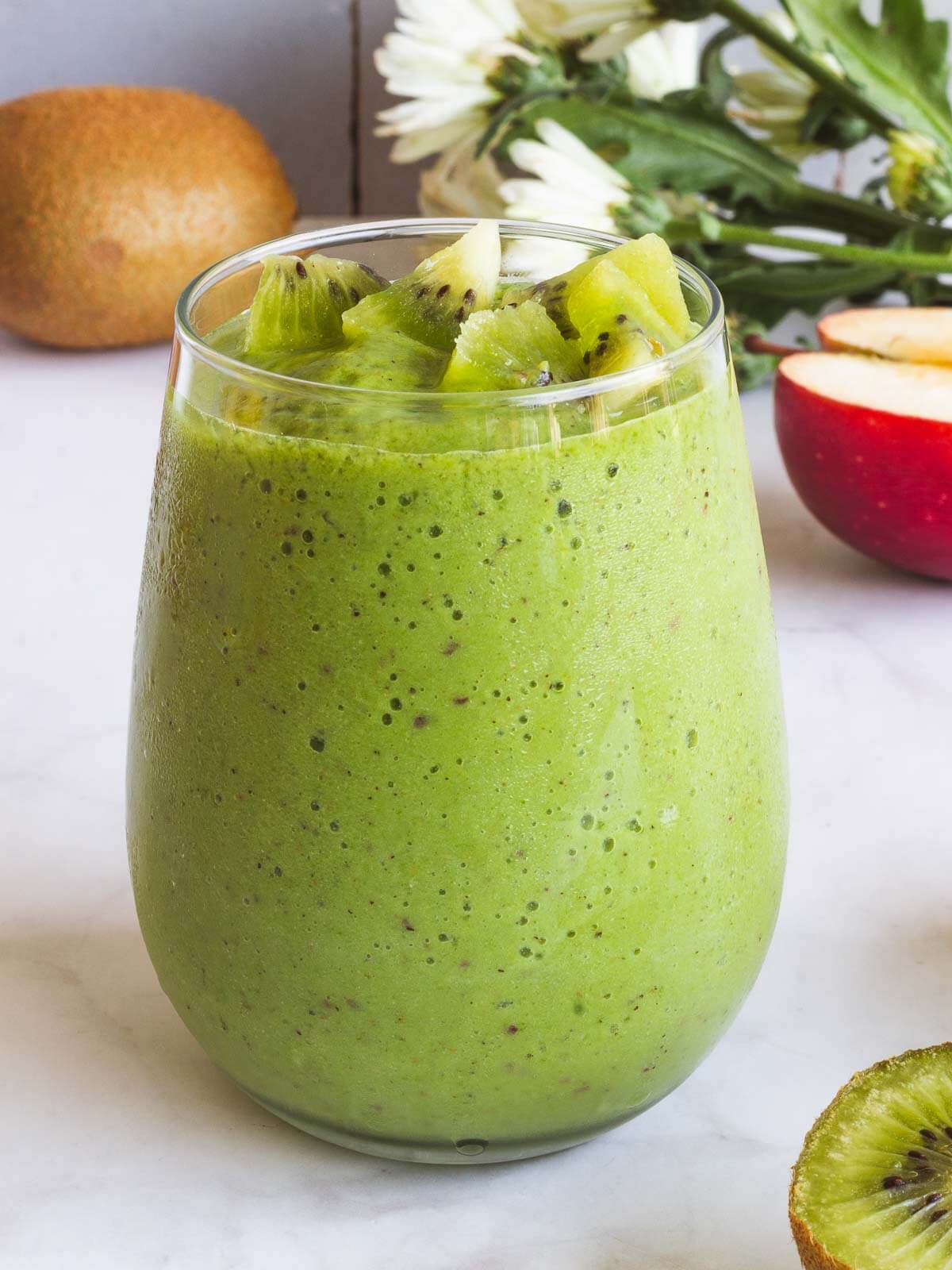 serve the apple spinach smoothie with small kiwi chunks
