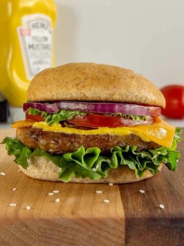 Se presenta la receta vegana de hamburguesa de garbanzos.