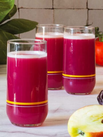 red cabbage juicing and purple cabbage juice recipe featured