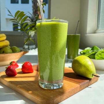 spinach smoothie with pear featured.