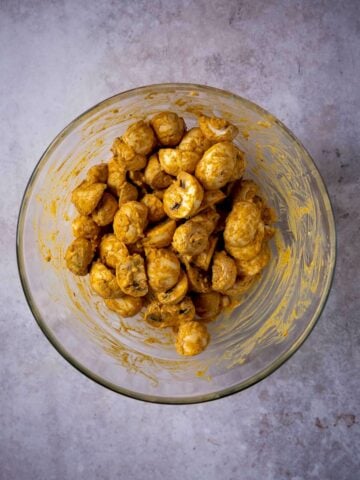 marinate mushrooms in a mixing bowl.