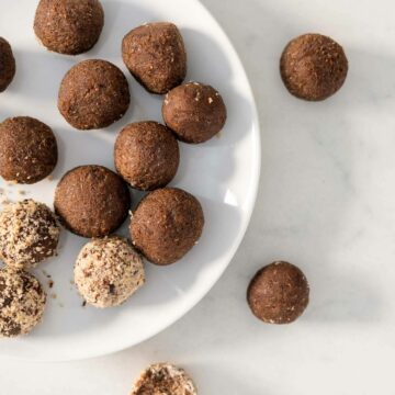 3-ingredient low calorie protein balls feature.