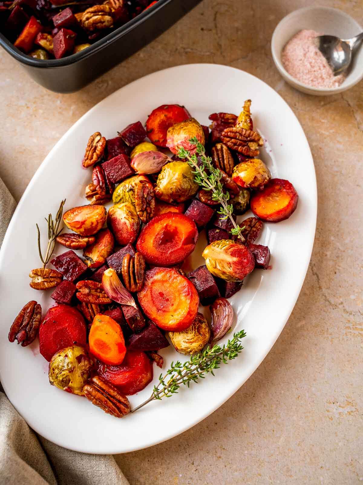 Verduras asadas con miel mediterránea con coles de Bruselas.