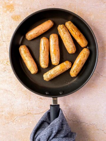 cook sausages on a skillet.