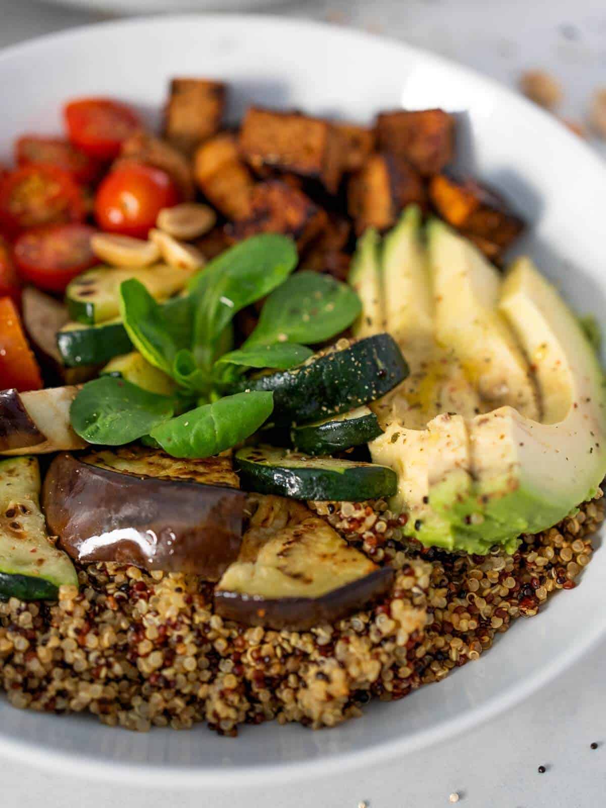 assemble buddha bowl.