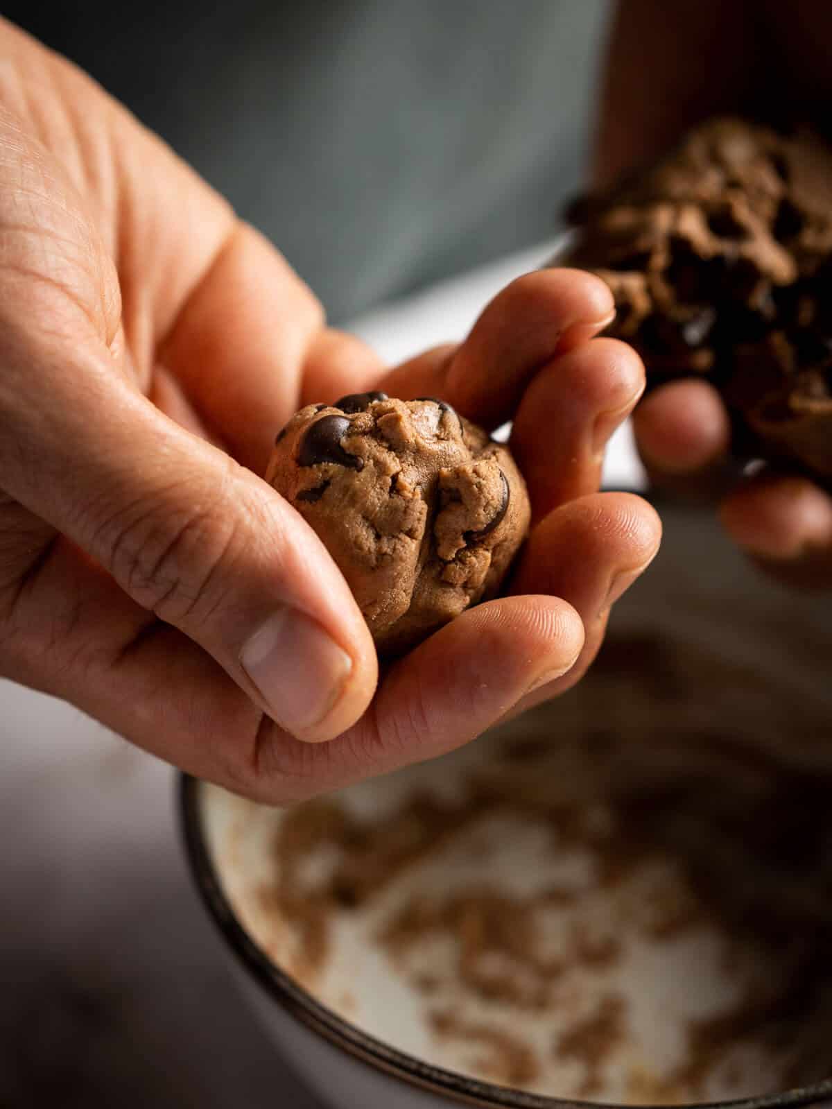divide the cookie dough in small balls.