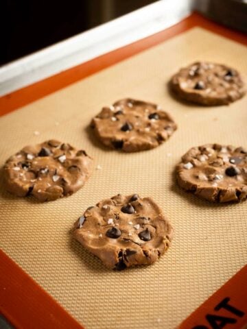 put the cookies to bake on a preheated oven.