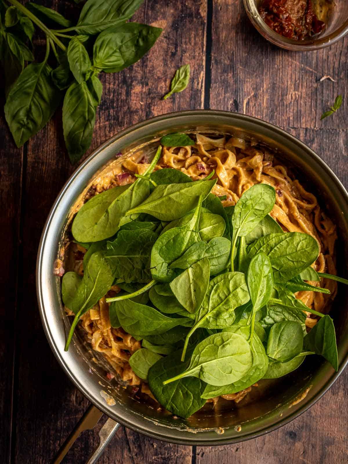 add fresh spinach into the Spinach fettuccine pasta.