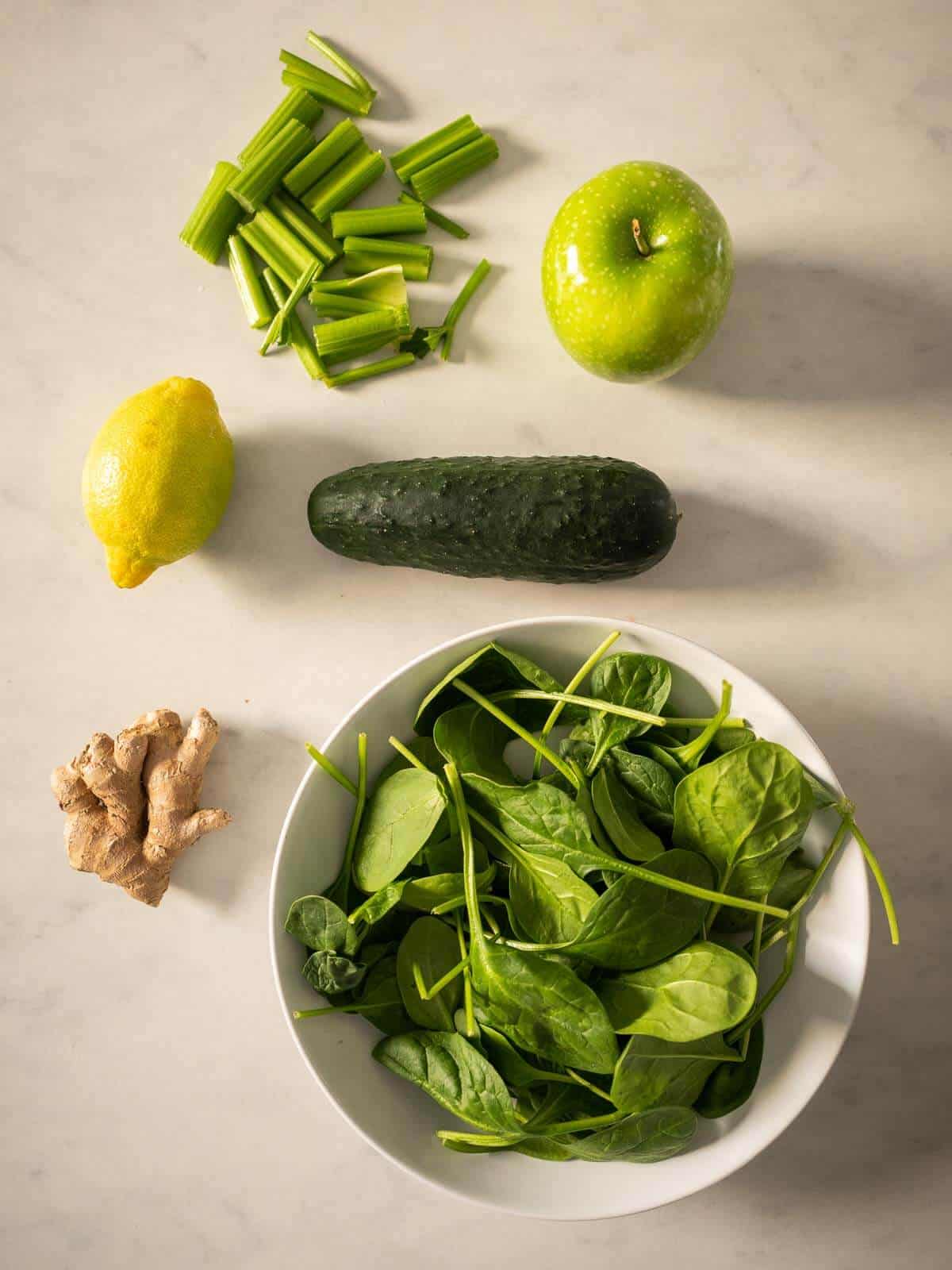 ingredients to make Hydrating Spinach and Green Mean apple juice.