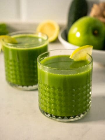 Hydrating Spinach and Green Mean apple juice featured.