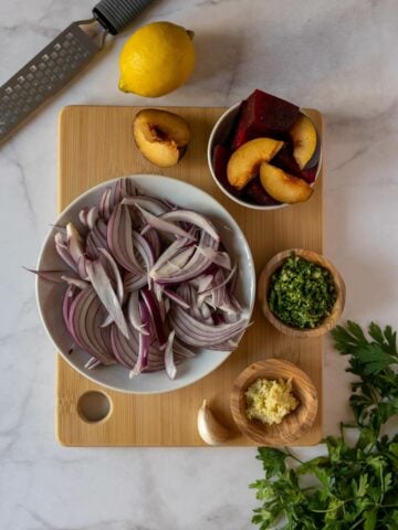 cut the red onions into tiny slices. Slice plum, chop parsley and onion, and zest lemon.